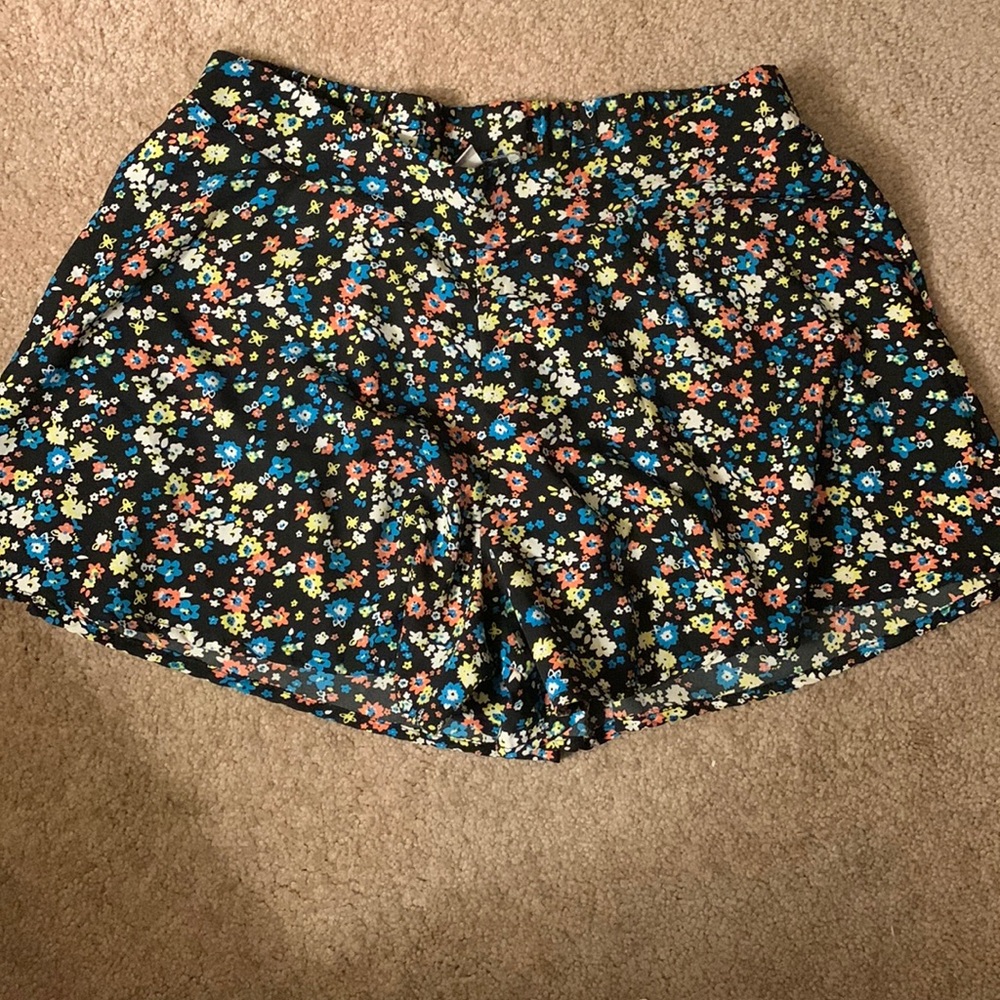 Charlotte Russe Black Shorts w/ Flowered Print, Flowy Fit in Legs, Size M